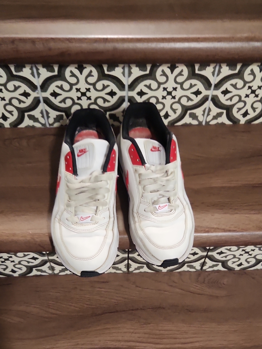 Nike White and Red Low-Top Sneakers